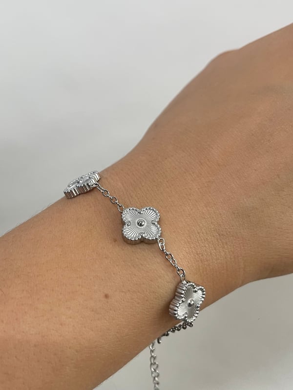 A charming and elegant bracelet featuring delicate clover motifs crafted in radiant gold. This timeless piece symbolises luck and beauty, making it a perfect accessory for any occasion or a thoughtful gift for someone special.
Stainless steel. Silver plated
17cm + 5cm