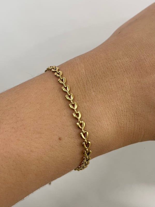Heart Link Bracelet in Gold. A timeless piece with a delicate heart link design, blending subtle charm with refined elegance. Perfect for daily wear or special occasions, this bracelet adds a sophisticated touch to any outfit. 
Size: 16cm + 4cm
Stainless steel, Gold Plated
Colour: Gold
Pouch included