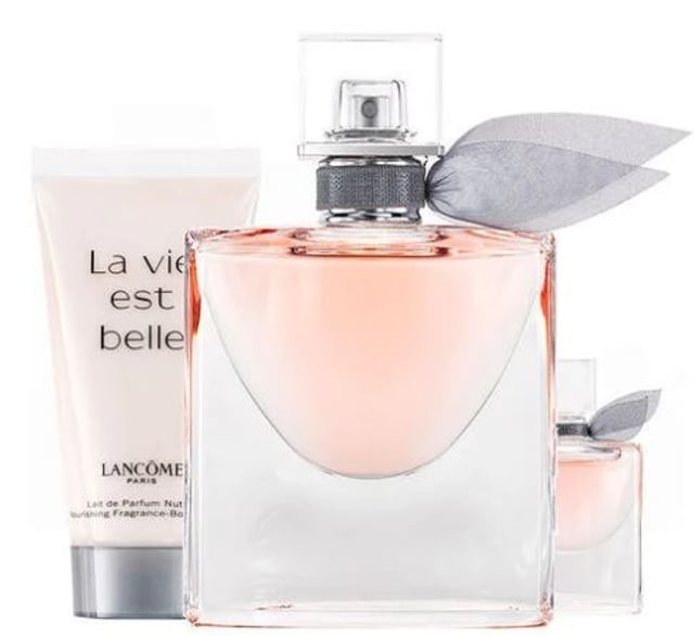 La Vie Est Belle Gift Set Contains: La Vie Est Belle Eau de Parfum 50ml & La Vie Est Belle Body lotion 50ml. Lancome La Vie Est Belle Eau de Parfum is Lancome’s bestselling feminine fragrance that is a sweet and elegant perfume capturing the essence of Magnolia Extract. Inspired by the idea of natural and simple beauty and taking pleasure in the small things in life. Opening with top notes of iris, a key ingredient of this beautiful floral fragrance, flowing into a heart of patchouli accords which is all finally rounded off with a smooth base of gourmand.