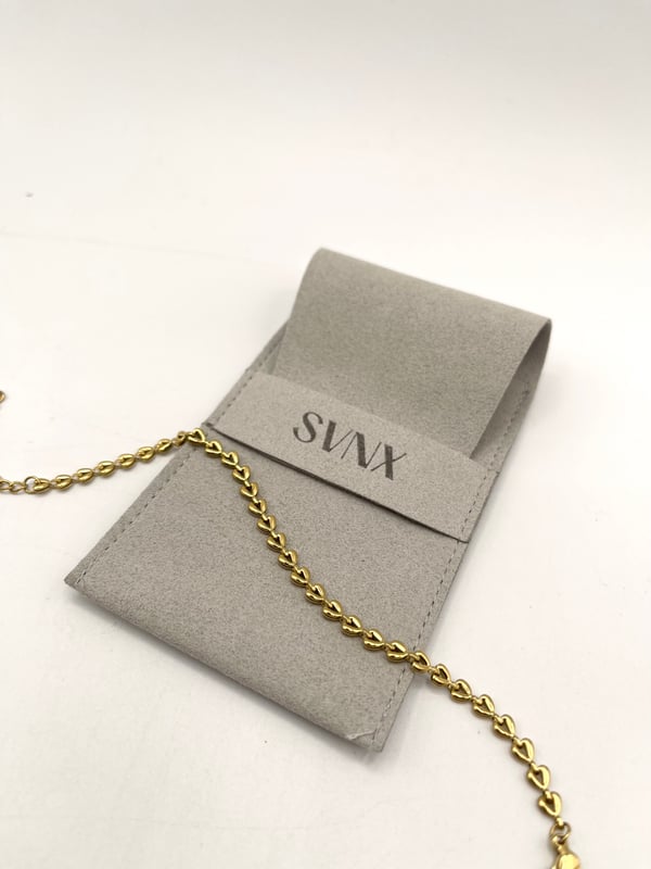 Heart Link Bracelet in Gold. A timeless piece with a delicate heart link design, blending subtle charm with refined elegance. Perfect for daily wear or special occasions, this bracelet adds a sophisticated touch to any outfit. 
Size: 16cm + 4cm
Stainless steel, Gold Plated
Colour: Gold
Pouch included
