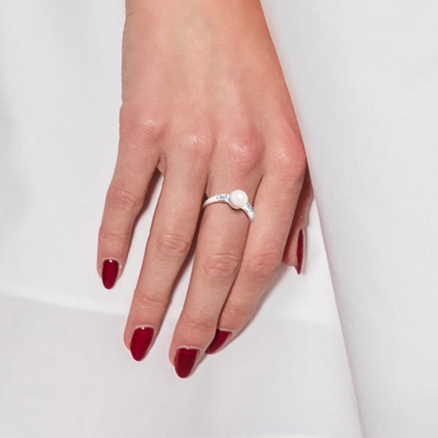 925 Sterlingsilver Rhodiumpläterat - Med en äkta 6mm sötvattenskulturpärla - Vit naturlig färg - Vår smyckeskollektion är tillverkad i Frankrike och levereras i en presentask i samband med ett äkthetsintyg och internationell garanti.