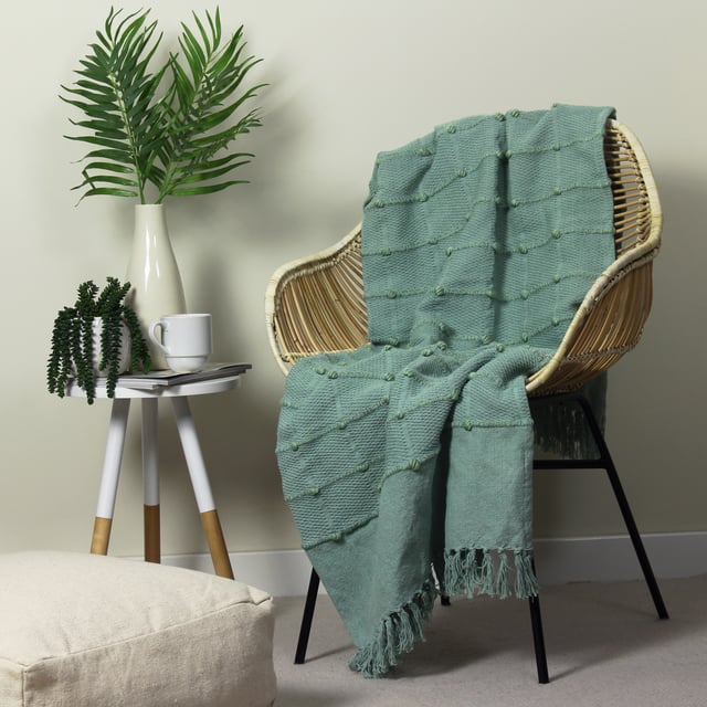 For cosy evenings, our Motti cotton throw is a perfect choice. Featuring woven recycled PET yarn detail, for added texture, and finished with tassel fringe on two sides. Style and layer on a bed for a laid back look, or for cool summer evenings outside.