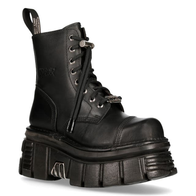 Estas botas de estilo militar pertenecen a la popular colección metálica y cuentan con un cierre de cordones de 8 ojales para un cierre seguro durante todo el día. Estas botas están diseñadas para quienes se esfuerzan por estar a la vanguardia de la moda, con un tacón de goma de mascar elevado a 7 cm y una plataforma de 5 cm para una estética única y audaz. La autoridad sobresaliente de estas botas no solo te dará una presencia que llamará la atención, sino que también elevará tu sentido del estilo. No solo es una pieza increíblemente moderna, sino que con la adición de una plantilla suave y acolchada y un cómodo forro de cuero, estas botas alcanzan un nivel de comodidad que hará que tus pies también te lo agradezcan. Como siempre, New Rock cumple con su reputación de perfección y se ha destacado en la provisión de calidad, estilo y comodidad para este par de botas.• Altura del tacón: 7 cm• Altura de la plataforma: 5 cm• Altura de la caña: 17 cm• Ancho de la pantorrilla: 28 cm• Material de la suela: caucho natural• Material exterior: piel de vacuno