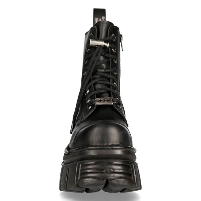 Estas botas de estilo militar pertenecen a la popular colección metálica y cuentan con un cierre de cordones de 8 ojales para un cierre seguro durante todo el día. Estas botas están diseñadas para quienes se esfuerzan por estar a la vanguardia de la moda, con un tacón de goma de mascar elevado a 7 cm y una plataforma de 5 cm para una estética única y audaz. La autoridad sobresaliente de estas botas no solo te dará una presencia que llamará la atención, sino que también elevará tu sentido del estilo. No solo es una pieza increíblemente moderna, sino que con la adición de una plantilla suave y acolchada y un cómodo forro de cuero, estas botas alcanzan un nivel de comodidad que hará que tus pies también te lo agradezcan. Como siempre, New Rock cumple con su reputación de perfección y se ha destacado en la provisión de calidad, estilo y comodidad para este par de botas.• Altura del tacón: 7 cm• Altura de la plataforma: 5 cm• Altura de la caña: 17 cm• Ancho de la pantorrilla: 28 cm• Material de la suela: caucho natural• Material exterior: piel de vacuno