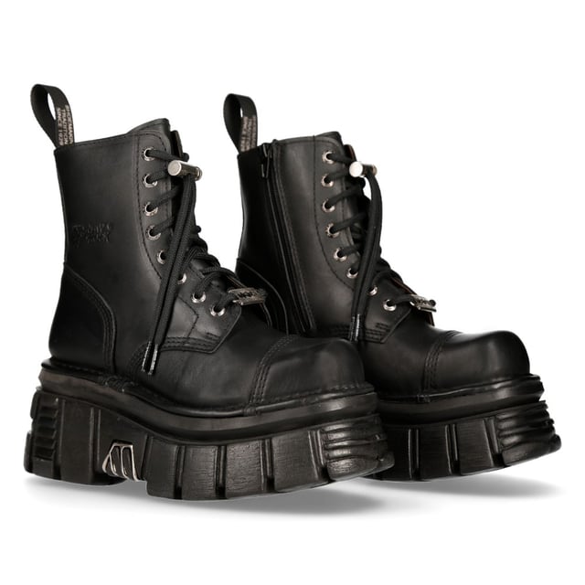 Estas botas de estilo militar pertenecen a la popular colección metálica y cuentan con un cierre de cordones de 8 ojales para un cierre seguro durante todo el día. Estas botas están diseñadas para quienes se esfuerzan por estar a la vanguardia de la moda, con un tacón de goma de mascar elevado a 7 cm y una plataforma de 5 cm para una estética única y audaz. La autoridad sobresaliente de estas botas no solo te dará una presencia que llamará la atención, sino que también elevará tu sentido del estilo. No solo es una pieza increíblemente moderna, sino que con la adición de una plantilla suave y acolchada y un cómodo forro de cuero, estas botas alcanzan un nivel de comodidad que hará que tus pies también te lo agradezcan. Como siempre, New Rock cumple con su reputación de perfección y se ha destacado en la provisión de calidad, estilo y comodidad para este par de botas.• Altura del tacón: 7 cm• Altura de la plataforma: 5 cm• Altura de la caña: 17 cm• Ancho de la pantorrilla: 28 cm• Material de la suela: caucho natural• Material exterior: piel de vacuno