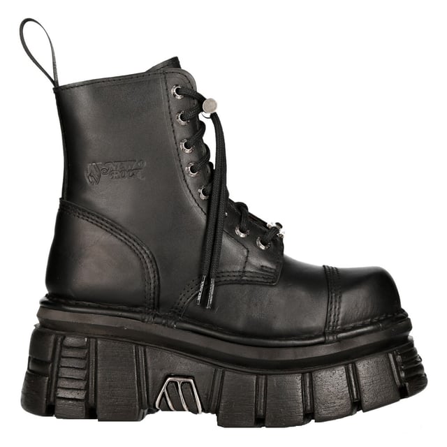 Estas botas de estilo militar pertenecen a la popular colección metálica y cuentan con un cierre de cordones de 8 ojales para un cierre seguro durante todo el día. Estas botas están diseñadas para quienes se esfuerzan por estar a la vanguardia de la moda, con un tacón de goma de mascar elevado a 7 cm y una plataforma de 5 cm para una estética única y audaz. La autoridad sobresaliente de estas botas no solo te dará una presencia que llamará la atención, sino que también elevará tu sentido del estilo. No solo es una pieza increíblemente moderna, sino que con la adición de una plantilla suave y acolchada y un cómodo forro de cuero, estas botas alcanzan un nivel de comodidad que hará que tus pies también te lo agradezcan. Como siempre, New Rock cumple con su reputación de perfección y se ha destacado en la provisión de calidad, estilo y comodidad para este par de botas.• Altura del tacón: 7 cm• Altura de la plataforma: 5 cm• Altura de la caña: 17 cm• Ancho de la pantorrilla: 28 cm• Material de la suela: caucho natural• Material exterior: piel de vacuno