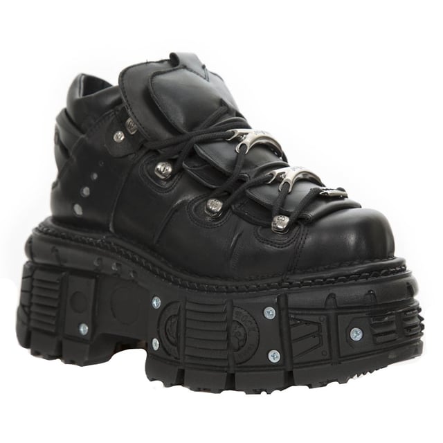 Dieser Stil von Lederstiefeletten ist zum Synonym für den Namen New Rock und die Qualität und den Stil geworden, für die New Rock international bekannt ist. Ein ausgeprägtes Metallmotiv ist diesen Schuhen durch Zusätze wie New Rock-Markenverzierungen an den Schnürsenkeln, Metallschraubendetails in den Sohlen und metallische Markengravuren an der Ferse verliehen, die alle zu einem stilvollen Gothic-Thema beitragen. Für einen kühnen und modernen Touch sind der Absatz und die Sohle aus Gummi auf eine Höhe von 10 cm bzw. 8 cm erhöht, was diesen Stiefeln eine herausragende Autorität verleiht, die Ihnen einen auffälligen Auftritt verleiht. Wie immer bleibt New Rock seinem Ruf für Perfektion treu und zeichnet sich bei diesem Paar Stiefel durch Qualität, Stil und Komfort aus. • Absatzhöhe – 10 cm • Plateauhöhe – 8 cm • Schafthöhe – 11 cm • Schwarze Schnürsenkel mit Metall Verzierungen • Sohlenmaterial – PU-Ultra • Außenmaterial – Rindsleder