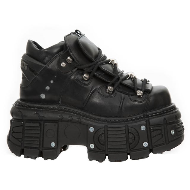 Dieser Stil von Lederstiefeletten ist zum Synonym für den Namen New Rock und die Qualität und den Stil geworden, für die New Rock international bekannt ist. Ein ausgeprägtes Metallmotiv ist diesen Schuhen durch Zusätze wie New Rock-Markenverzierungen an den Schnürsenkeln, Metallschraubendetails in den Sohlen und metallische Markengravuren an der Ferse verliehen, die alle zu einem stilvollen Gothic-Thema beitragen. Für einen kühnen und modernen Touch sind der Absatz und die Sohle aus Gummi auf eine Höhe von 10 cm bzw. 8 cm erhöht, was diesen Stiefeln eine herausragende Autorität verleiht, die Ihnen einen auffälligen Auftritt verleiht. Wie immer bleibt New Rock seinem Ruf für Perfektion treu und zeichnet sich bei diesem Paar Stiefel durch Qualität, Stil und Komfort aus. • Absatzhöhe – 10 cm • Plateauhöhe – 8 cm • Schafthöhe – 11 cm • Schwarze Schnürsenkel mit Metall Verzierungen • Sohlenmaterial – PU-Ultra • Außenmaterial – Rindsleder