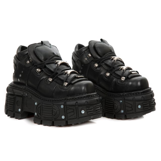 Dieser Stil von Lederstiefeletten ist zum Synonym für den Namen New Rock und die Qualität und den Stil geworden, für die New Rock international bekannt ist. Ein ausgeprägtes Metallmotiv ist diesen Schuhen durch Zusätze wie New Rock-Markenverzierungen an den Schnürsenkeln, Metallschraubendetails in den Sohlen und metallische Markengravuren an der Ferse verliehen, die alle zu einem stilvollen Gothic-Thema beitragen. Für einen kühnen und modernen Touch sind der Absatz und die Sohle aus Gummi auf eine Höhe von 10 cm bzw. 8 cm erhöht, was diesen Stiefeln eine herausragende Autorität verleiht, die Ihnen einen auffälligen Auftritt verleiht. Wie immer bleibt New Rock seinem Ruf für Perfektion treu und zeichnet sich bei diesem Paar Stiefel durch Qualität, Stil und Komfort aus. • Absatzhöhe – 10 cm • Plateauhöhe – 8 cm • Schafthöhe – 11 cm • Schwarze Schnürsenkel mit Metall Verzierungen • Sohlenmaterial – PU-Ultra • Außenmaterial – Rindsleder