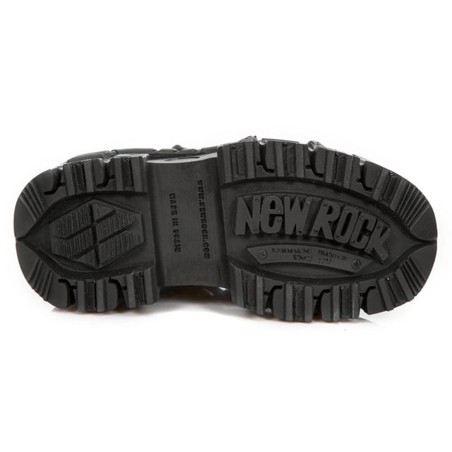 Dieser Stil von Lederstiefeletten ist zum Synonym für den Namen New Rock und die Qualität und den Stil geworden, für die New Rock international bekannt ist. Ein ausgeprägtes Metallmotiv ist diesen Schuhen durch Zusätze wie New Rock-Markenverzierungen an den Schnürsenkeln, Metallschraubendetails in den Sohlen und metallische Markengravuren an der Ferse verliehen, die alle zu einem stilvollen Gothic-Thema beitragen. Für einen kühnen und modernen Touch sind der Absatz und die Sohle aus Gummi auf eine Höhe von 10 cm bzw. 8 cm erhöht, was diesen Stiefeln eine herausragende Autorität verleiht, die Ihnen einen auffälligen Auftritt verleiht. Wie immer bleibt New Rock seinem Ruf für Perfektion treu und zeichnet sich bei diesem Paar Stiefel durch Qualität, Stil und Komfort aus. • Absatzhöhe – 10 cm • Plateauhöhe – 8 cm • Schafthöhe – 11 cm • Schwarze Schnürsenkel mit Metall Verzierungen • Sohlenmaterial – PU-Ultra • Außenmaterial – Rindsleder