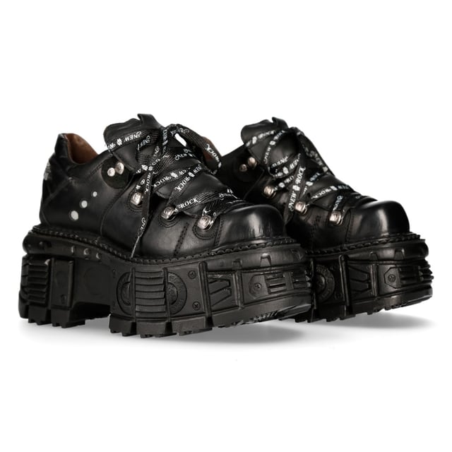Este estilo de botines de cuero se ha convertido en sinónimo del nombre New Rock y de toda la calidad y el estilo por los que es aclamado internacionalmente. La icónica marca New Rock brilla en esta pieza, con el nombre de la marca que aparece de forma destacada en texto blanco en los cordones y una insignia de New Rock adornada en el talón. Para un toque atrevido y contemporáneo, el talón y la suela se elevan a una altura de 6 cm y 4 cm respectivamente, lo que le da a estas botas una autoridad destacada que da como resultado una presencia llamativa. Un orgulloso miembro de la colección metálica, esta es una gran pieza elegante que se lleva cómodamente y exuda un estilo rebelde y elegante. • Altura del tacón: 6 cm• Altura de la plataforma: 4 cm• Altura de la caña: 11 cm• Cordones negros con la marca en blanco• Material de la suela: PU• Material exterior: piel de vacuno
