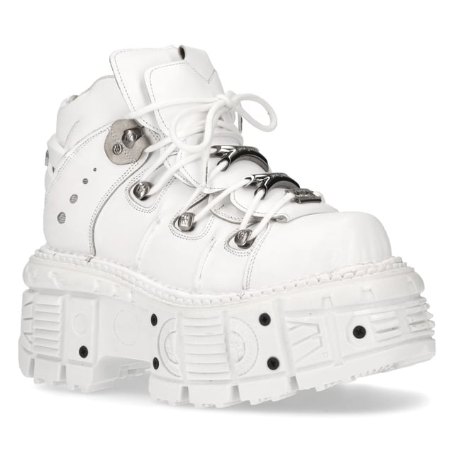 Deze stijl leren enkellaarzen is synoniem geworden met de naam New Rock en is gemaakt van premium wit rundleer dat alle kwaliteit en stijl uitstraalt waar New Rock internationaal om wordt geprezen. Deze schoenen zijn voorzien van een opvallend metalen motief met toevoegingen zoals versieringen met het New Rock-merk aan de veters, metalen details in de zool en metalen merkgravures op de hiel, die allemaal bijdragen aan een stijlvol gotisch thema. Voor een gedurfd en eigentijds tintje is de hak verhoogd tot een hoogte van 5 cm, wat deze laarzen een opvallende autoriteit geeft en je een opvallende verschijning zal geven. Zoals altijd houdt New Rock vast aan zijn reputatie van perfectie en blinkt uit in het leveren van kwaliteit, stijl en comfort voor dit paar laarzen. • Hakhoogte - 5 cm • Witte veters met metalen versieringen • Zoolmateriaal - PU • Buitenmateriaal – Premium koeienhuid