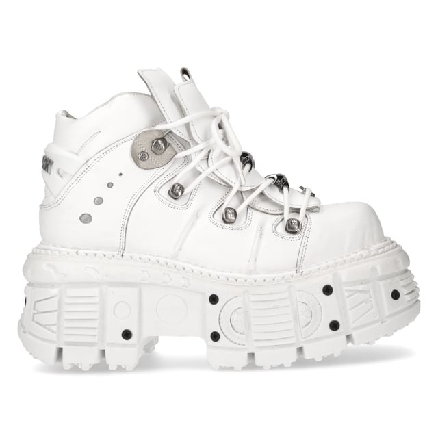 Deze stijl leren enkellaarzen is synoniem geworden met de naam New Rock en is gemaakt van premium wit rundleer dat alle kwaliteit en stijl uitstraalt waar New Rock internationaal om wordt geprezen. Deze schoenen zijn voorzien van een opvallend metalen motief met toevoegingen zoals versieringen met het New Rock-merk aan de veters, metalen details in de zool en metalen merkgravures op de hiel, die allemaal bijdragen aan een stijlvol gotisch thema. Voor een gedurfd en eigentijds tintje is de hak verhoogd tot een hoogte van 5 cm, wat deze laarzen een opvallende autoriteit geeft en je een opvallende verschijning zal geven. Zoals altijd houdt New Rock vast aan zijn reputatie van perfectie en blinkt uit in het leveren van kwaliteit, stijl en comfort voor dit paar laarzen. • Hakhoogte - 5 cm • Witte veters met metalen versieringen • Zoolmateriaal - PU • Buitenmateriaal – Premium koeienhuid
