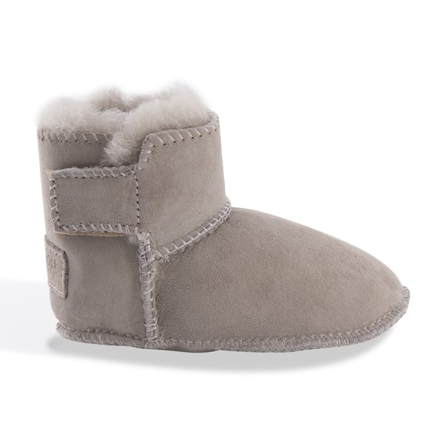 Aus Wooli Australia Baby's Sheepskin Koala Booties DETAILS
Extremely cute bootie for your baby
Soft premium genuine Australian Sheepskin wool lining
Velcro strap used to allow the boot to be easily put on and taken off
Velcro Strap is adjustable so that it keeps the ankles nice and warm
Soft Premium Sheepskin upper
Durable for all types of weather
Soft wool pelt for superior warmth
Packed so it’s perfect for gifting
Size
Suit For Age
Suit For Foot Length
S
0-6 months
129 MM
M
6-12 months
137 MM
L
12-18 months
145 MM
XL
18-24 months
155 MM