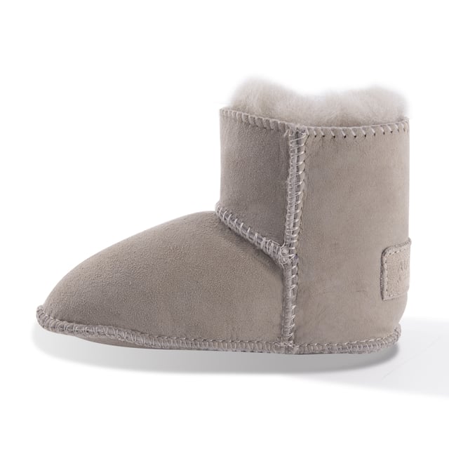 Aus Wooli Australia Baby's Sheepskin Koala Booties DETAILS
Extremely cute bootie for your baby
Soft premium genuine Australian Sheepskin wool lining
Velcro strap used to allow the boot to be easily put on and taken off
Velcro Strap is adjustable so that it keeps the ankles nice and warm
Soft Premium Sheepskin upper
Durable for all types of weather
Soft wool pelt for superior warmth
Packed so it’s perfect for gifting
Size
Suit For Age
Suit For Foot Length
S
0-6 months
129 MM
M
6-12 months
137 MM
L
12-18 months
145 MM
XL
18-24 months
155 MM
