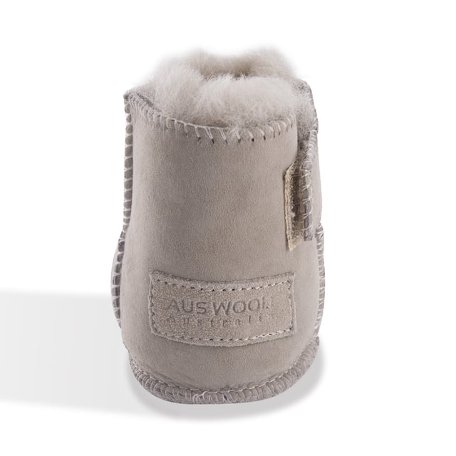 Aus Wooli Australia Baby's Sheepskin Koala Booties DETAILS
Extremely cute bootie for your baby
Soft premium genuine Australian Sheepskin wool lining
Velcro strap used to allow the boot to be easily put on and taken off
Velcro Strap is adjustable so that it keeps the ankles nice and warm
Soft Premium Sheepskin upper
Durable for all types of weather
Soft wool pelt for superior warmth
Packed so it’s perfect for gifting
Size
Suit For Age
Suit For Foot Length
S
0-6 months
129 MM
M
6-12 months
137 MM
L
12-18 months
145 MM
XL
18-24 months
155 MM