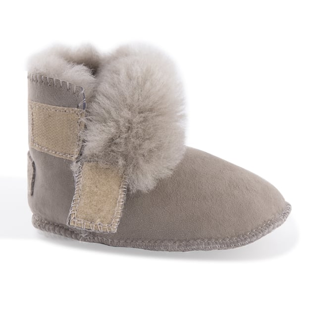 Aus Wooli Australia Baby's Sheepskin Koala Booties DETAILS
Extremely cute bootie for your baby
Soft premium genuine Australian Sheepskin wool lining
Velcro strap used to allow the boot to be easily put on and taken off
Velcro Strap is adjustable so that it keeps the ankles nice and warm
Soft Premium Sheepskin upper
Durable for all types of weather
Soft wool pelt for superior warmth
Packed so it’s perfect for gifting
Size
Suit For Age
Suit For Foot Length
S
0-6 months
129 MM
M
6-12 months
137 MM
L
12-18 months
145 MM
XL
18-24 months
155 MM