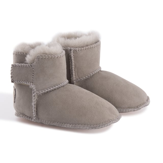 Aus Wooli Australia Baby's Sheepskin Koala Booties DETAILS
Extremely cute bootie for your baby
Soft premium genuine Australian Sheepskin wool lining
Velcro strap used to allow the boot to be easily put on and taken off
Velcro Strap is adjustable so that it keeps the ankles nice and warm
Soft Premium Sheepskin upper
Durable for all types of weather
Soft wool pelt for superior warmth
Packed so it’s perfect for gifting
Size
Suit For Age
Suit For Foot Length
S
0-6 months
129 MM
M
6-12 months
137 MM
L
12-18 months
145 MM
XL
18-24 months
155 MM