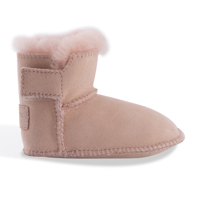 Aus Wooli Australia Baby's Sheepskin Koala Booties DETAILS
Extremely cute bootie for your baby
Soft premium genuine Australian Sheepskin wool lining
Velcro strap used to allow the boot to be easily put on and taken off
Velcro Strap is adjustable so that it keeps the ankles nice and warm
Soft Premium Sheepskin upper
Durable for all types of weather
Soft wool pelt for superior warmth
Packed so it’s perfect for gifting
Size
Suit For Age
Suit For Foot Length
S
0-6 months
129 MM
M
6-12 months
137 MM
L
12-18 months
145 MM
XL
18-24 months
155 MM