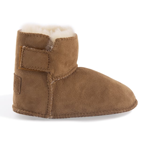 Aus Wooli Australia Baby's Sheepskin Koala Booties DETAILS
Extremely cute bootie for your baby
Soft premium genuine Australian Sheepskin wool lining
Velcro strap used to allow the boot to be easily put on and taken off
Velcro Strap is adjustable so that it keeps the ankles nice and warm
Soft Premium Sheepskin upper
Durable for all types of weather
Soft wool pelt for superior warmth
Packed so it’s perfect for gifting
Size
Suit For Age
Suit For Foot Length
S
0-6 months
129 MM
M
6-12 months
137 MM
L
12-18 months
145 MM
XL
18-24 months
155 MM