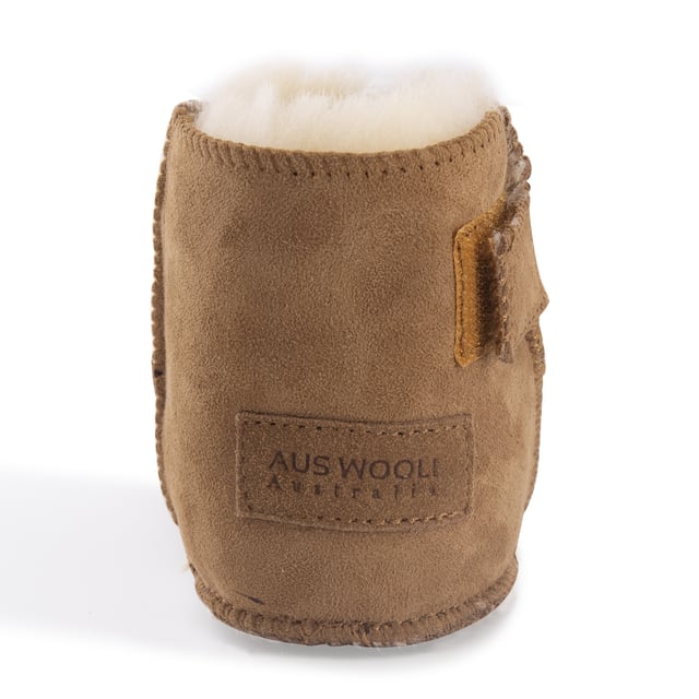Aus Wooli Australia Baby's Sheepskin Koala Booties DETAILS
Extremely cute bootie for your baby
Soft premium genuine Australian Sheepskin wool lining
Velcro strap used to allow the boot to be easily put on and taken off
Velcro Strap is adjustable so that it keeps the ankles nice and warm
Soft Premium Sheepskin upper
Durable for all types of weather
Soft wool pelt for superior warmth
Packed so it’s perfect for gifting
Size
Suit For Age
Suit For Foot Length
S
0-6 months
129 MM
M
6-12 months
137 MM
L
12-18 months
145 MM
XL
18-24 months
155 MM