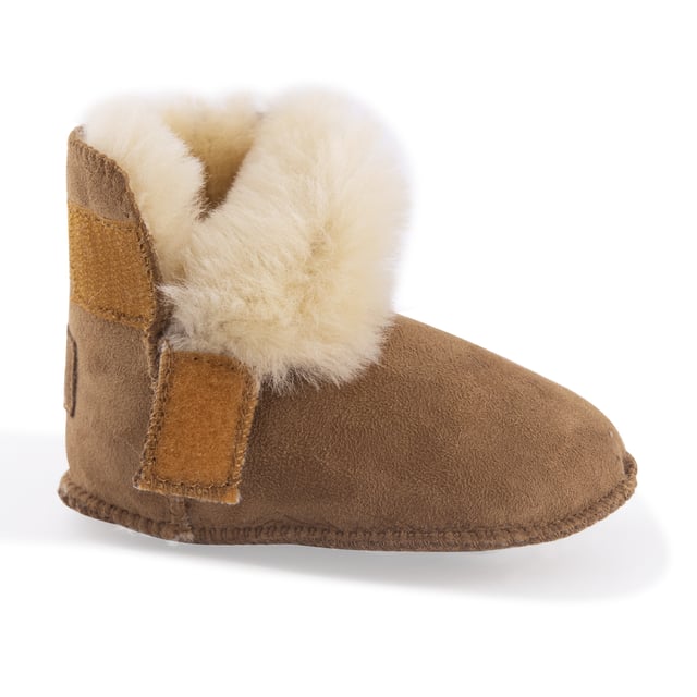 Aus Wooli Australia Baby's Sheepskin Koala Booties DETAILS
Extremely cute bootie for your baby
Soft premium genuine Australian Sheepskin wool lining
Velcro strap used to allow the boot to be easily put on and taken off
Velcro Strap is adjustable so that it keeps the ankles nice and warm
Soft Premium Sheepskin upper
Durable for all types of weather
Soft wool pelt for superior warmth
Packed so it’s perfect for gifting
Size
Suit For Age
Suit For Foot Length
S
0-6 months
129 MM
M
6-12 months
137 MM
L
12-18 months
145 MM
XL
18-24 months
155 MM