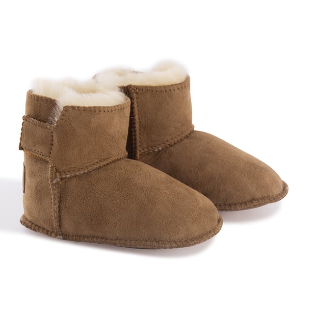 Aus Wooli Australia Baby's Sheepskin Koala Booties DETAILS
Extremely cute bootie for your baby
Soft premium genuine Australian Sheepskin wool lining
Velcro strap used to allow the boot to be easily put on and taken off
Velcro Strap is adjustable so that it keeps the ankles nice and warm
Soft Premium Sheepskin upper
Durable for all types of weather
Soft wool pelt for superior warmth
Packed so it’s perfect for gifting
Size
Suit For Age
Suit For Foot Length
S
0-6 months
129 MM
M
6-12 months
137 MM
L
12-18 months
145 MM
XL
18-24 months
155 MM
