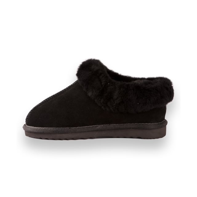 DETAILS



Deze traditionele enkelpantoffel biedt comfort en ondersteuning. De toegevoegde kraag van schapenvacht zorgt voor extra warmte, terwijl hij er toch stijlvol uitziet.

Traditionele pantoffel die je het hele jaar door zult dragen
Zachte premium Australische schapenvacht voering
Waterafstotend leren bovenwerk
 Volledige Australische schapenvacht binnenzool
Stijlvolle kraag van schapenvacht
Lichtgewicht EVA, rubberen buitenzool - zacht en extra dempend
 Schapenvacht ademt waardoor voeten warm blijven in de winter en koel in de zomer
100% gloednieuw en van hoge kwaliteit, wordt geleverd in een gemerkte doos, geschikt om cadeau te geven