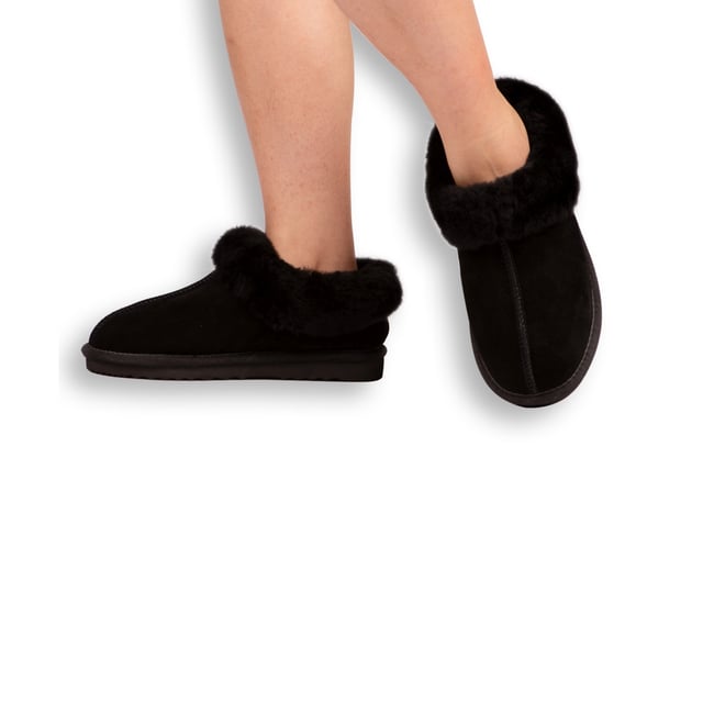 DETAILS



Deze traditionele enkelpantoffel biedt comfort en ondersteuning. De toegevoegde kraag van schapenvacht zorgt voor extra warmte, terwijl hij er toch stijlvol uitziet.

Traditionele pantoffel die je het hele jaar door zult dragen
Zachte premium Australische schapenvacht voering
Waterafstotend leren bovenwerk
 Volledige Australische schapenvacht binnenzool
Stijlvolle kraag van schapenvacht
Lichtgewicht EVA, rubberen buitenzool - zacht en extra dempend
 Schapenvacht ademt waardoor voeten warm blijven in de winter en koel in de zomer
100% gloednieuw en van hoge kwaliteit, wordt geleverd in een gemerkte doos, geschikt om cadeau te geven