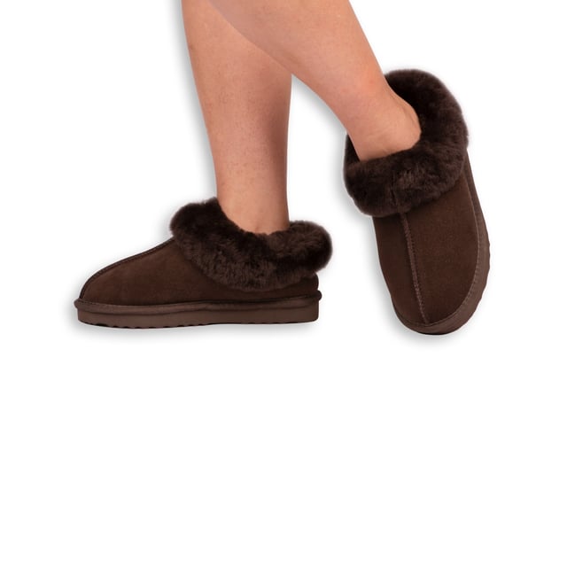 DETAILS



This traditional Ankle slipper for built comfort and support. The added sheepskin collar allows for that extra warmth, still providing a stylish look.

Traditional slipper you will wear all year round
Plush premium Australian sheepskin lining
Water resistant Leather Upper
 Full Australian sheepskin insole
Stylish looking sheepskin collar
Light weight EVA, rubber blend outsole - soft and extra cushioning
 Sheepskin breathes allowing feet to stay warm in winter and cool in summer
100% brand new and high quality, comes in a branded box, suitable for gift