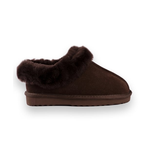 DETAILS



This traditional Ankle slipper for built comfort and support. The added sheepskin collar allows for that extra warmth, still providing a stylish look.

Traditional slipper you will wear all year round
Plush premium Australian sheepskin lining
Water resistant Leather Upper
 Full Australian sheepskin insole
Stylish looking sheepskin collar
Light weight EVA, rubber blend outsole - soft and extra cushioning
 Sheepskin breathes allowing feet to stay warm in winter and cool in summer
100% brand new and high quality, comes in a branded box, suitable for gift