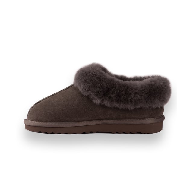 DETAILS



This traditional Ankle slipper for built comfort and support. The added sheepskin collar allows for that extra warmth, still providing a stylish look.

Traditional slipper you will wear all year round
Plush premium Australian sheepskin lining
Water resistant Leather Upper
 Full Australian sheepskin insole
Stylish looking sheepskin collar
Light weight EVA, rubber blend outsole - soft and extra cushioning
 Sheepskin breathes allowing feet to stay warm in winter and cool in summer
100% brand new and high quality, comes in a branded box, suitable for gift