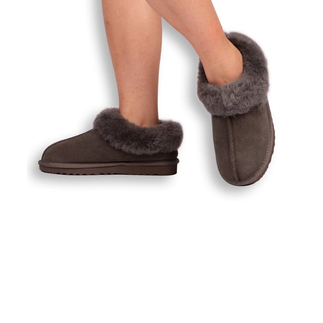 DETAILS



This traditional Ankle slipper for built comfort and support. The added sheepskin collar allows for that extra warmth, still providing a stylish look.

Traditional slipper you will wear all year round
Plush premium Australian sheepskin lining
Water resistant Leather Upper
 Full Australian sheepskin insole
Stylish looking sheepskin collar
Light weight EVA, rubber blend outsole - soft and extra cushioning
 Sheepskin breathes allowing feet to stay warm in winter and cool in summer
100% brand new and high quality, comes in a branded box, suitable for gift