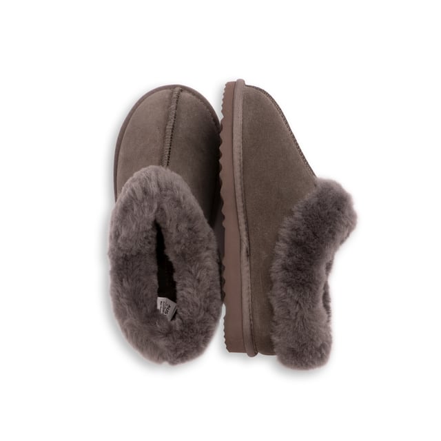 DETAILS



This traditional Ankle slipper for built comfort and support. The added sheepskin collar allows for that extra warmth, still providing a stylish look.

Traditional slipper you will wear all year round
Plush premium Australian sheepskin lining
Water resistant Leather Upper
 Full Australian sheepskin insole
Stylish looking sheepskin collar
Light weight EVA, rubber blend outsole - soft and extra cushioning
 Sheepskin breathes allowing feet to stay warm in winter and cool in summer
100% brand new and high quality, comes in a branded box, suitable for gift