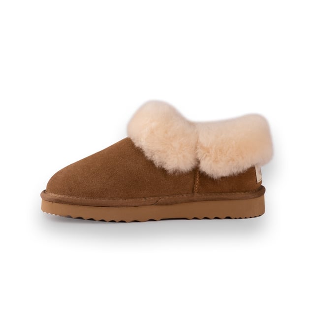 DETAILS



Dieser traditionelle Ankle-Slipper bietet Komfort und Halt. Der zusätzliche Schafsfellkragen sorgt für zusätzliche Wärme und bietet dennoch einen stilvollen Look.

Traditioneller Hausschuh, den Sie das ganze Jahr über tragen werden
Plüschiges Futter aus hochwertigem australischem Schafsfell
Obermaterial aus wasserabweisendem Leder
 Innensohle aus australischem Schafsfell
Stilvoller Kragen aus Schafsfell
Leichte EVA-Laufsohle mit Gummimischung - weich und besonders dämpfend
 Schafsfell ist atmungsaktiv und hält die Füße im Winter warm und im Sommer kühl
100% nagelneu und hochwertig, kommt in einer Markenbox, geeignet als Geschenk