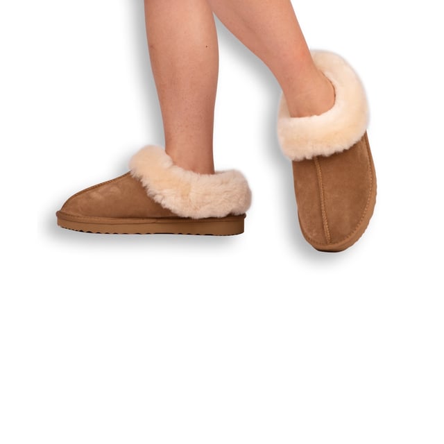 DETAILS



Dieser traditionelle Ankle-Slipper bietet Komfort und Halt. Der zusätzliche Schafsfellkragen sorgt für zusätzliche Wärme und bietet dennoch einen stilvollen Look.

Traditioneller Hausschuh, den Sie das ganze Jahr über tragen werden
Plüschiges Futter aus hochwertigem australischem Schafsfell
Obermaterial aus wasserabweisendem Leder
 Innensohle aus australischem Schafsfell
Stilvoller Kragen aus Schafsfell
Leichte EVA-Laufsohle mit Gummimischung - weich und besonders dämpfend
 Schafsfell ist atmungsaktiv und hält die Füße im Winter warm und im Sommer kühl
100% nagelneu und hochwertig, kommt in einer Markenbox, geeignet als Geschenk