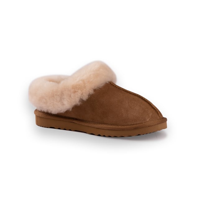 DETAILS



Dieser traditionelle Ankle-Slipper bietet Komfort und Halt. Der zusätzliche Schafsfellkragen sorgt für zusätzliche Wärme und bietet dennoch einen stilvollen Look.

Traditioneller Hausschuh, den Sie das ganze Jahr über tragen werden
Plüschiges Futter aus hochwertigem australischem Schafsfell
Obermaterial aus wasserabweisendem Leder
 Innensohle aus australischem Schafsfell
Stilvoller Kragen aus Schafsfell
Leichte EVA-Laufsohle mit Gummimischung - weich und besonders dämpfend
 Schafsfell ist atmungsaktiv und hält die Füße im Winter warm und im Sommer kühl
100% nagelneu und hochwertig, kommt in einer Markenbox, geeignet als Geschenk