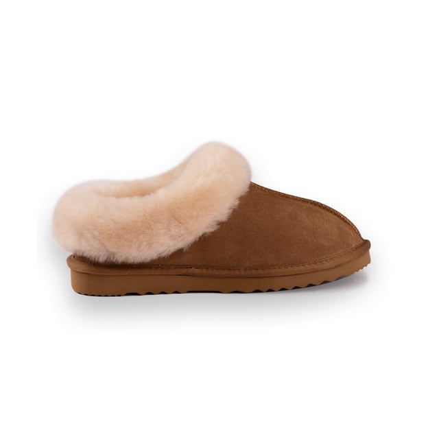 DETAILS



Dieser traditionelle Ankle-Slipper bietet Komfort und Halt. Der zusätzliche Schafsfellkragen sorgt für zusätzliche Wärme und bietet dennoch einen stilvollen Look.

Traditioneller Hausschuh, den Sie das ganze Jahr über tragen werden
Plüschiges Futter aus hochwertigem australischem Schafsfell
Obermaterial aus wasserabweisendem Leder
 Innensohle aus australischem Schafsfell
Stilvoller Kragen aus Schafsfell
Leichte EVA-Laufsohle mit Gummimischung - weich und besonders dämpfend
 Schafsfell ist atmungsaktiv und hält die Füße im Winter warm und im Sommer kühl
100% nagelneu und hochwertig, kommt in einer Markenbox, geeignet als Geschenk
