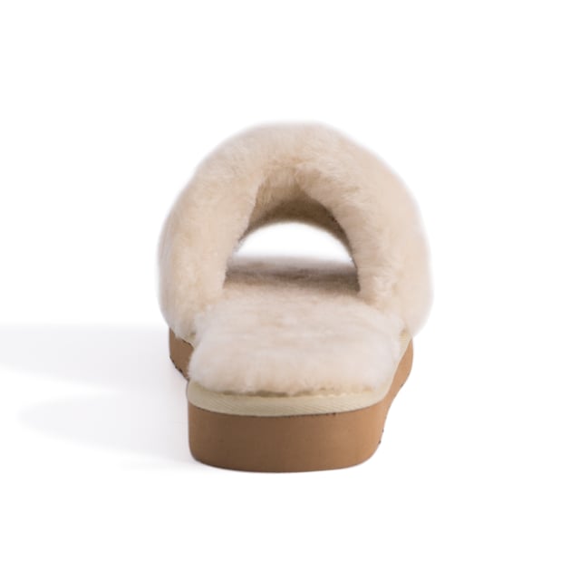 Aus Wooli Australia Damen Schafsfell Fluff Slide Pantoffeln Creme Plüschiges Premium-Futter aus 100% australischem Schafsfell, das den gesamten Hausschuh umgibt und für zusätzliche Polsterung sorgt
Feine Handwerkskunst
Gummisohle, die sowohl flexibel als auch langlebig ist und ein Ausrutschen auf nassen Oberflächen verhindert
Bieten zusätzliche Wärme und sind die beste Wahl für Reisen, perfekt zu kombinieren mit Ihren Lieblings-PJs
100% nagelneu und hochwertig, kommt in einer Markenbox, geeignet als Geschenk