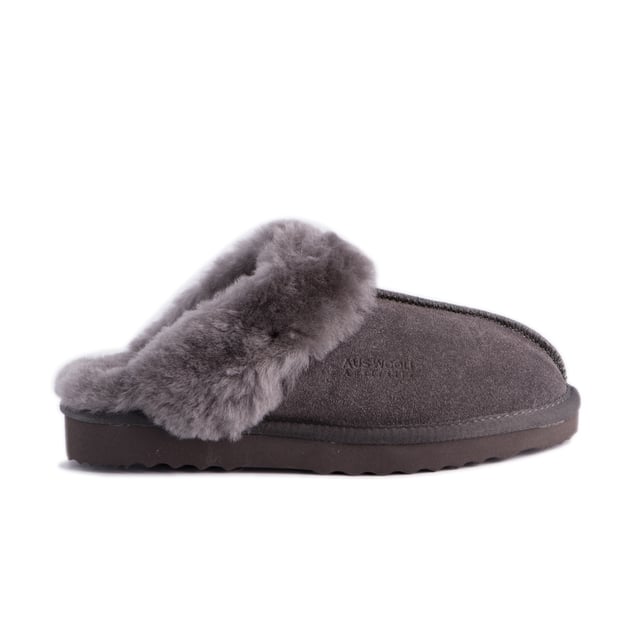 DETAILS





Behaaglijk en comfortabel, gemakkelijk aan te trekken slipper

Zachte, echte Australische schapenvacht voering
Volledig leren suède bovenwerk met Australische schapenvacht binnenzool
Duurzaam gewonnen en milieuvriendelijk verwerkt
Unisex sheepskin pantoffel - kan dag en nacht gedragen worden
Zachte EVA buitenzool - extra demping en lichtgewicht
Stevige wolvacht voor superieure warmte
100% gloednieuw en van hoge kwaliteit, wordt geleverd in een gemerkte doos, geschikt om cadeau te geven