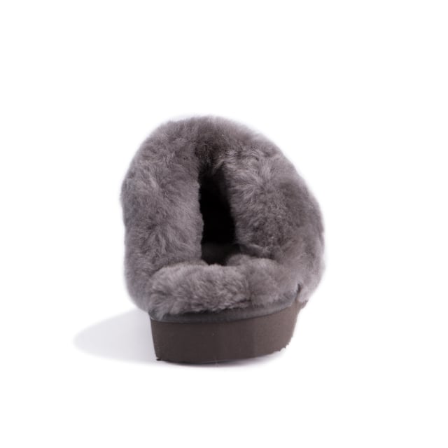 DETAILS





Behaaglijk en comfortabel, gemakkelijk aan te trekken slipper

Zachte, echte Australische schapenvacht voering
Volledig leren suède bovenwerk met Australische schapenvacht binnenzool
Duurzaam gewonnen en milieuvriendelijk verwerkt
Unisex sheepskin pantoffel - kan dag en nacht gedragen worden
Zachte EVA buitenzool - extra demping en lichtgewicht
Stevige wolvacht voor superieure warmte
100% gloednieuw en van hoge kwaliteit, wordt geleverd in een gemerkte doos, geschikt om cadeau te geven