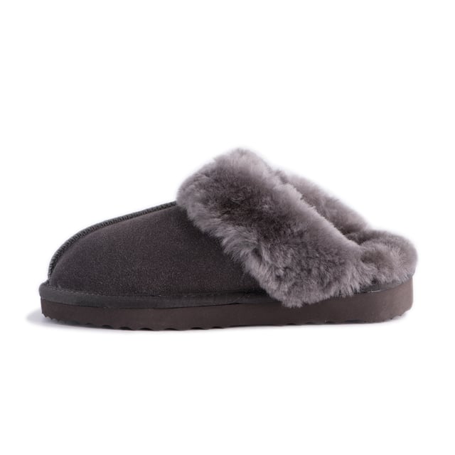 DETAILS





Behaaglijk en comfortabel, gemakkelijk aan te trekken slipper

Zachte, echte Australische schapenvacht voering
Volledig leren suède bovenwerk met Australische schapenvacht binnenzool
Duurzaam gewonnen en milieuvriendelijk verwerkt
Unisex sheepskin pantoffel - kan dag en nacht gedragen worden
Zachte EVA buitenzool - extra demping en lichtgewicht
Stevige wolvacht voor superieure warmte
100% gloednieuw en van hoge kwaliteit, wordt geleverd in een gemerkte doos, geschikt om cadeau te geven
