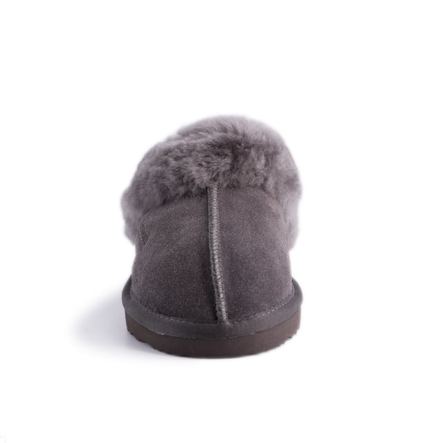 DETAILS





Behaaglijk en comfortabel, gemakkelijk aan te trekken slipper

Zachte, echte Australische schapenvacht voering
Volledig leren suède bovenwerk met Australische schapenvacht binnenzool
Duurzaam gewonnen en milieuvriendelijk verwerkt
Unisex sheepskin pantoffel - kan dag en nacht gedragen worden
Zachte EVA buitenzool - extra demping en lichtgewicht
Stevige wolvacht voor superieure warmte
100% gloednieuw en van hoge kwaliteit, wordt geleverd in een gemerkte doos, geschikt om cadeau te geven