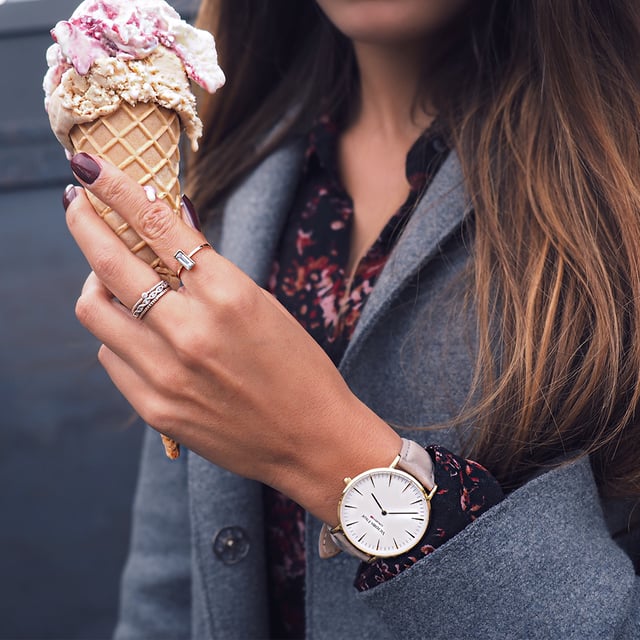 The Southfields Modern from Victoria Hyde London is your perfect everyday companion. With an elegant grey leather strap, the watch will be a real eye-catcher on your wrist. The white dial and a diameter of 40mm let you always keep an eye on the time. The case is made of the finest stainless steel and, together with the reliable movement, stands for real quality. The Southfields Modern is a modern highlight, suitable for any occasion. Case diameter: 38mm, Case thickness: 8 mm, Watch strap length: 180mm, Watch strap width: 18mm