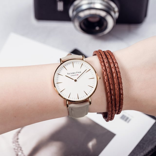 The Southfields Modern from Victoria Hyde London is your perfect everyday companion. With an elegant grey leather strap, the watch will be a real eye-catcher on your wrist. The white dial and a diameter of 40mm let you always keep an eye on the time. The case is made of the finest stainless steel and, together with the reliable movement, stands for real quality. The Southfields Modern is a modern highlight, suitable for any occasion. Case diameter: 38mm, Case thickness: 8 mm, Watch strap length: 180mm, Watch strap width: 18mm