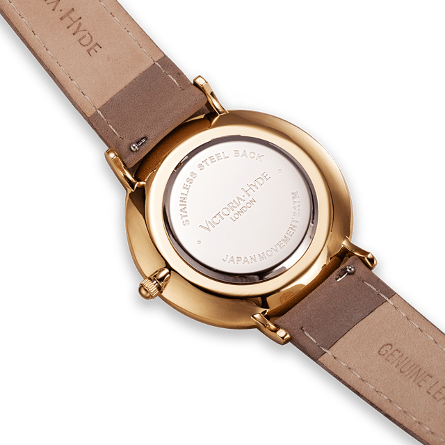The Southfields Modern from Victoria Hyde London is your perfect everyday companion. With an elegant grey leather strap, the watch will be a real eye-catcher on your wrist. The white dial and a diameter of 40mm let you always keep an eye on the time. The case is made of the finest stainless steel and, together with the reliable movement, stands for real quality. The Southfields Modern is a modern highlight, suitable for any occasion. Case diameter: 38mm, Case thickness: 8 mm, Watch strap length: 180mm, Watch strap width: 18mm