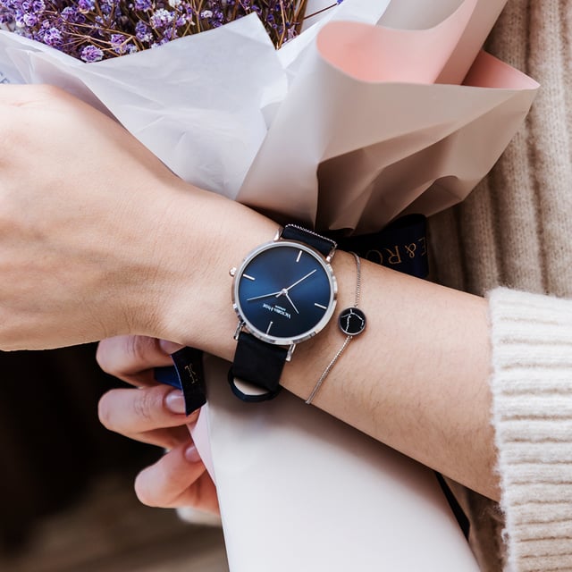 The Seven Sisters Simple stands out with its elegant dial in navy blue or purple. This is perfectly rounded off by the round silver-coloured or gold-coloured case and the high-quality leather strap, making this accessory look perfect on your wrist. The look is completed by the two braided cords in the same colour as the case, which give the watch strap a special eye-catcher. Case diameter: 33mm, Case thickness: 7.6mm, Watch strap length: 180mm, Watch strap width: 16mm