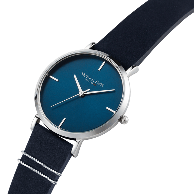 The Seven Sisters Simple stands out with its elegant dial in navy blue or purple. This is perfectly rounded off by the round silver-coloured or gold-coloured case and the high-quality leather strap, making this accessory look perfect on your wrist. The look is completed by the two braided cords in the same colour as the case, which give the watch strap a special eye-catcher. Case diameter: 33mm, Case thickness: 7.6mm, Watch strap length: 180mm, Watch strap width: 16mm