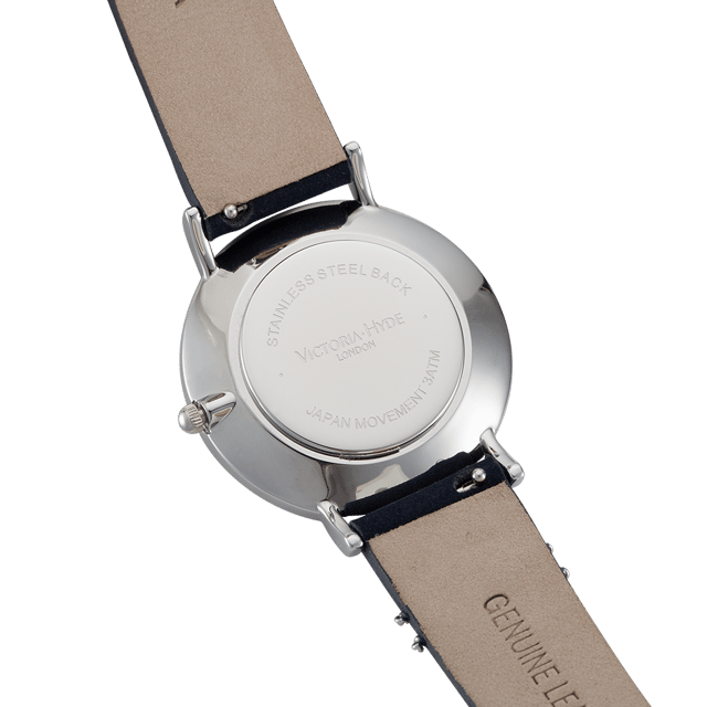 The Seven Sisters Simple stands out with its elegant dial in navy blue or purple. This is perfectly rounded off by the round silver-coloured or gold-coloured case and the high-quality leather strap, making this accessory look perfect on your wrist. The look is completed by the two braided cords in the same colour as the case, which give the watch strap a special eye-catcher. Case diameter: 33mm, Case thickness: 7.6mm, Watch strap length: 180mm, Watch strap width: 16mm