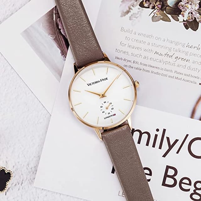 This wristwatch in a classic design is not only noble and timeless, but can also be combined with any outfit. With a size of 34mm, this ladies' watch is one of the more discreet variants from the Metropolitan collection. With its matte white dial and rose gold mesh strap, it is the perfect companion for both day and evening. The watch strap is easily interchangeable with other 14mm straps, allowing you to customize the watch to suit your personal look. The small second movement on the dial is not only a symbol of style, but also lets you know the time accurately at all times. The rose-gold metal case perfects the timeless chic in a special way. The likewise rose-gold clasp with a simple click system can be opened and closed quickly and easily. Case diameter: 34mm, Case thickness: 8mm, Watch strap length: 190mm, Watch strap width: 14mm